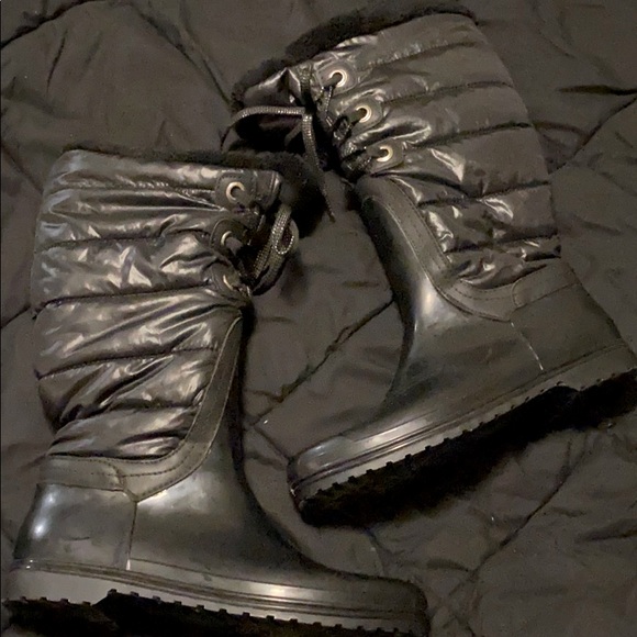 ISO Women’s Sarina winter boots - Picture 1 of 5